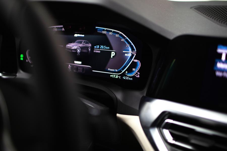 Панель приборов BMW 330e (G20) 2018 года  (WW) (фото 30 из 44)